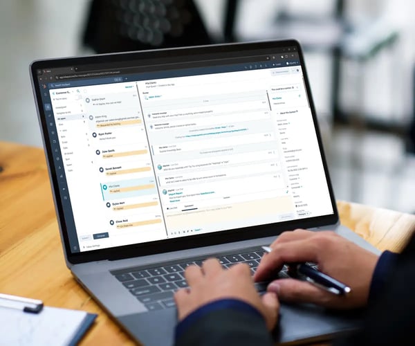 Person using Hubspot chat